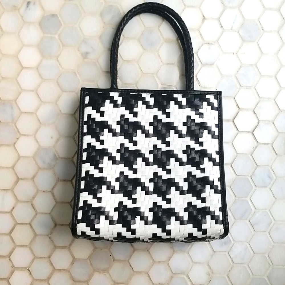 Calonge black and white woven bag